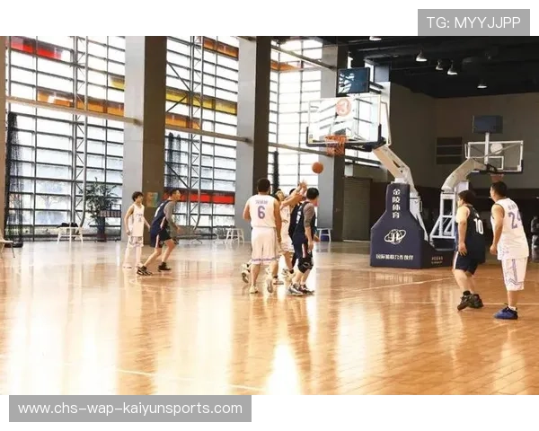 球场维修工匠日常揭秘:保障比赛顺利进行,篮球场地维修 球场维修工匠日常揭秘:保障比赛顺利进行,篮球场地维修